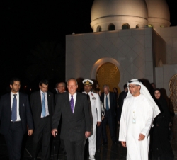 Su Majestad el Rey abandona el mausoleo donde reposan, junto a una de las mayores mezquitas del mundo, los restos de Su Alteza el Jeque Zayed bin Sult